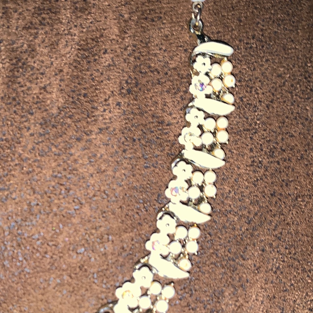 Vintage Elegant Gold and Pearl Necklace - Picture 3 of 5